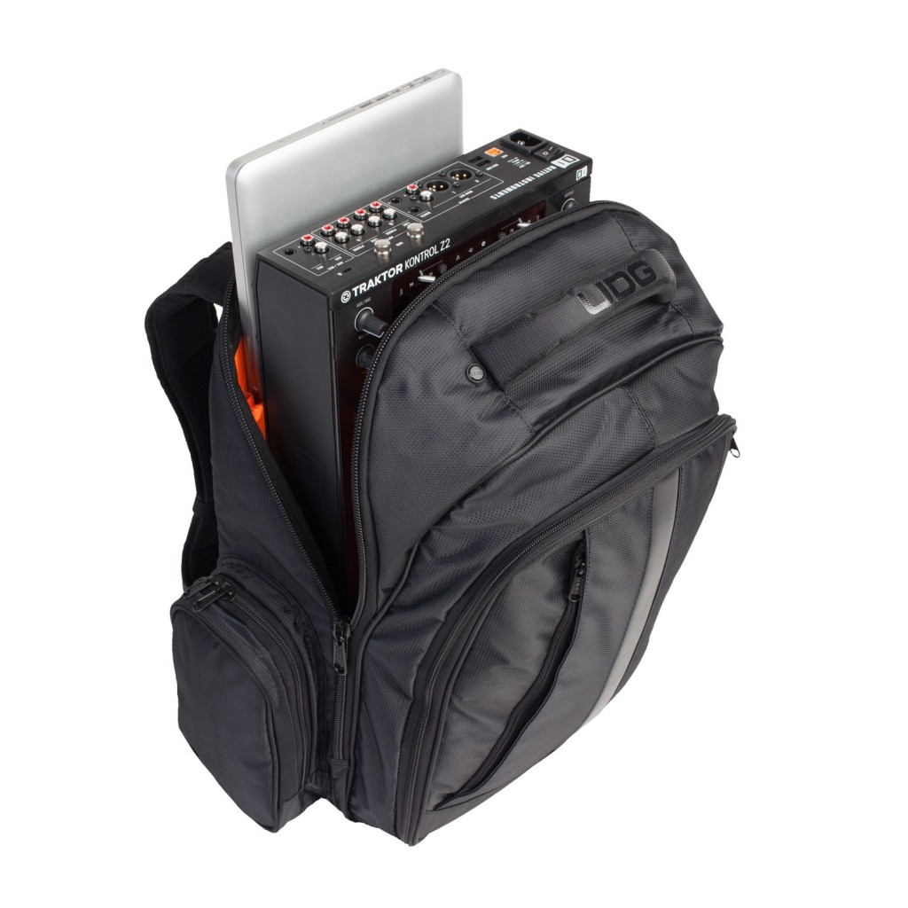 Sac à Dos à Roulettes UDG Ultimate Producer Pour DJ Et Producteurs - Compatible Pioneer CDJ-3000, Ordinateur Jusqu’à 18,4" - Nylon Résistant, Nombreux Compartiments